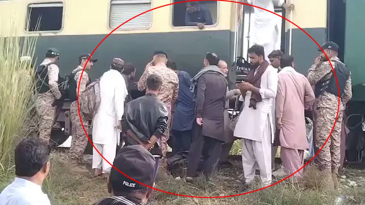 Pakistan: పాక్‌ ఆర్మీ లక్ష్యంగా బాంబు దాడులు.. బలూచిస్థాన్ వెళ్తున్న రైలుపై దాడి