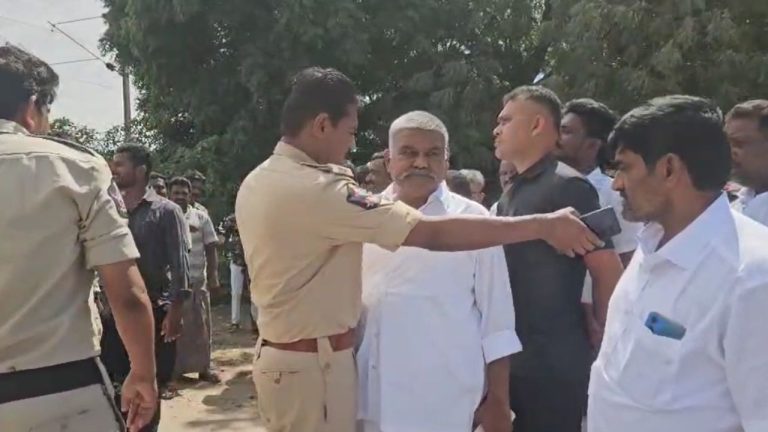Pedda Reddy: మరోసారి ఉద్రిక్తత.. మాజీ ఎమ్మెల్యేను అడ్డుకున్న పోలీసులు