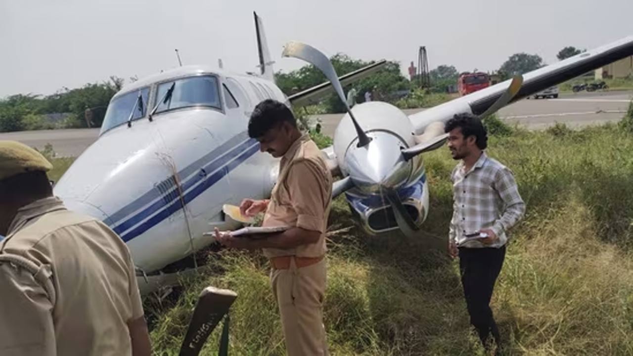 Plane Crash: యూపీలో విమాన ప్రమాదం.. టేకాఫ్ అవుతుండగా కూలిన ప్రైవేటు విమానం