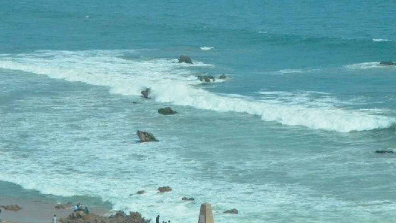 Visakhapatnam: విశాఖలో అలలు ధాటికి కొట్టుకుపోయిన ఇద్దరు విదేశీయులు..