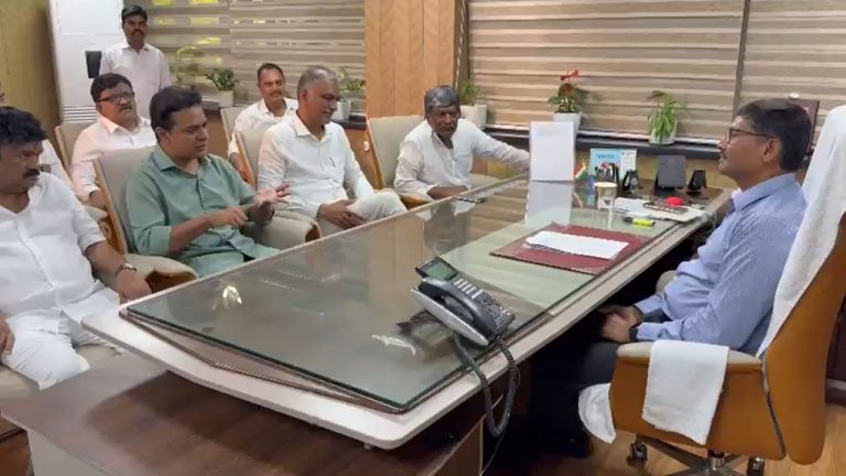 BRS Protest: ఛార్జీలు తగ్గించాలని ఆర్టీసీ ఎండీకి వినతి.. ప్రైవేట్ పరం చేయొద్దని కేటీఆర్, హరీష్‌రావు సూచన..