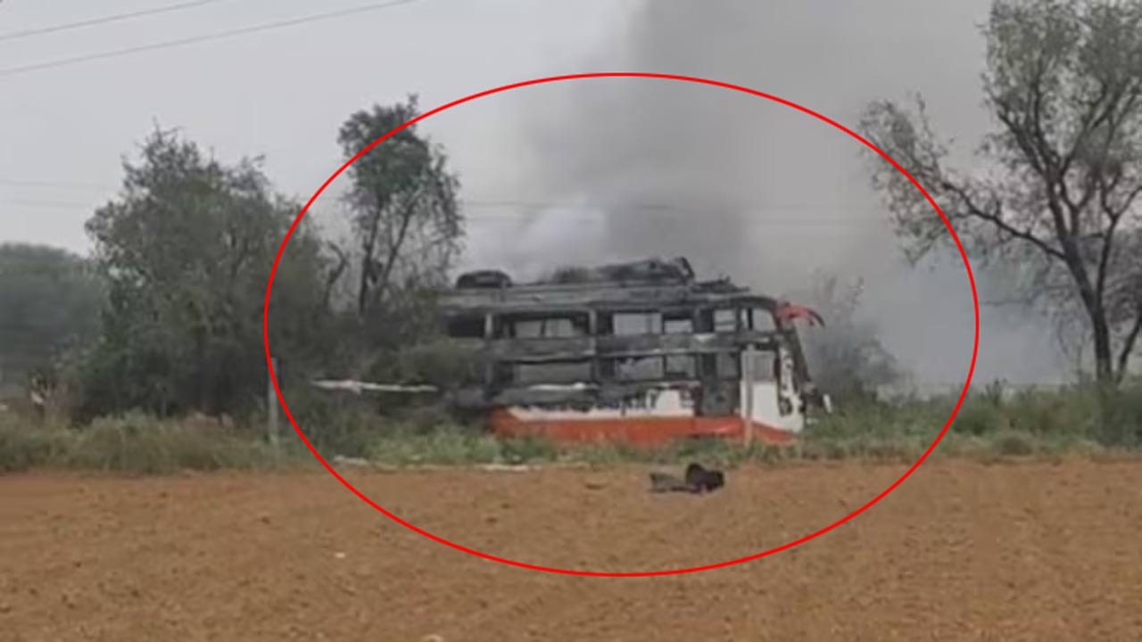 Bus Accident: మరో బస్సు ప్రమాదం.. హైటెన్షన్ వైర్‌ తగిలి బస్సు దగ్ధం