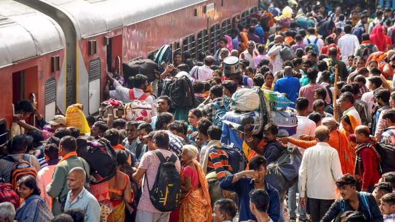 Hyderabad: పట్నం బాట పట్టిన ప్రజలు.. కిక్కిరిసిపోయిన సికింద్రాబాద్ రైల్వే స్టేషన్