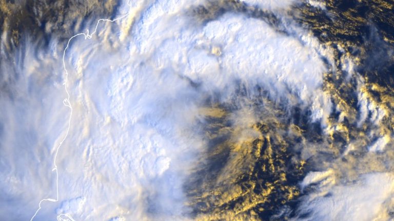 Cyclone Montha: కాకినాడలో మొదలైన మొంథా తుపాన్ ప్రభావం.. ఒక్కసారిగా మారిన వాతావరణం!