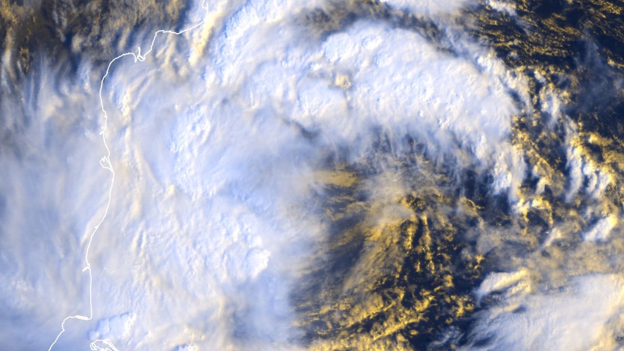 Cyclone Montha: కాకినాడలో మొదలైన మొంథా తుపాన్ ప్రభావం.. ఒక్కసారిగా మారిన వాతావరణం!