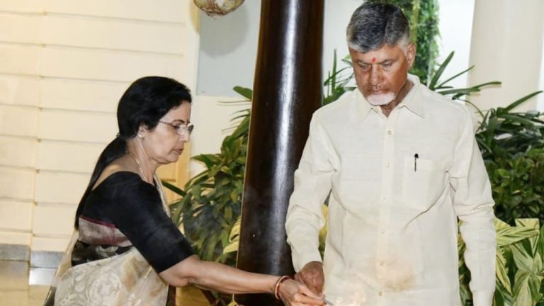 CM Chandrababu: సతీమణితో కలిసి సీఎం దీపావళి వేడుకలు.. పిక్స్ వైరల్!