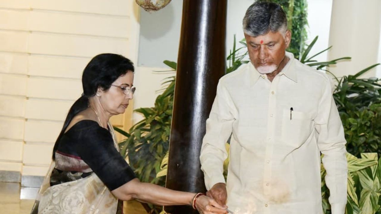 CM Chandrababu: సతీమణితో కలిసి సీఎం దీపావళి వేడుకలు.. పిక్స్ వైరల్!