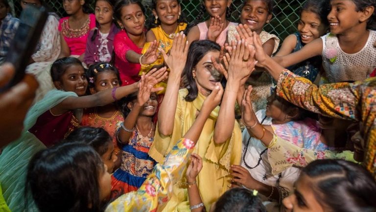 Samantha : చిన్నారులతో సమంత దీపావళి వేడుకలు