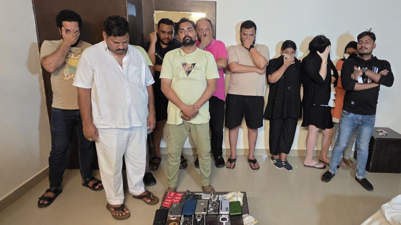 S*X Rocket: బంజారాహిల్స్⁭లో సె*క్స్ రాకెట్ గుట్టురట్టు.. విదేశీ యువతి సహా పలువురు అరెస్ట్.!