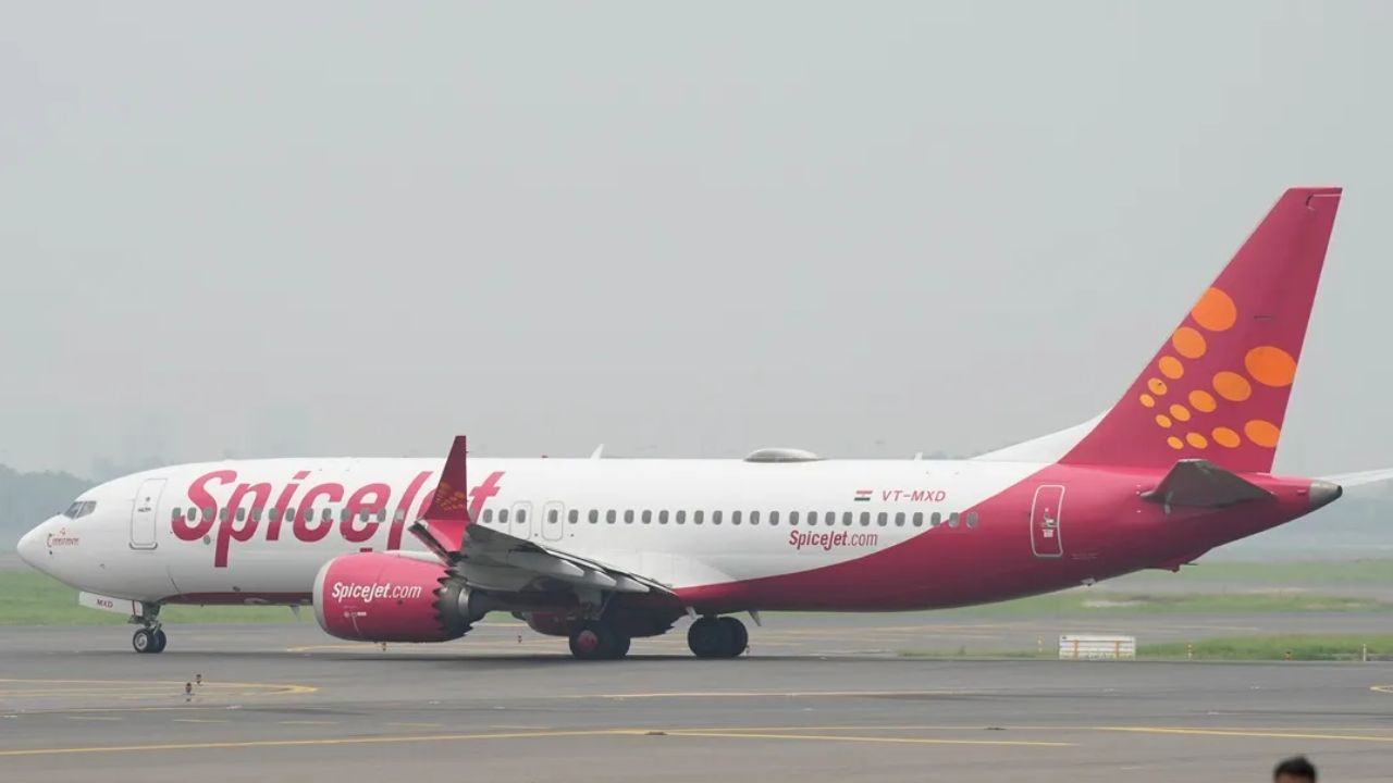 Emergency Landing: స్పైస్‌జెట్ విమానంలో సాంకేతిక లోపం.. ఎమర్జెన్సీ ల్యాండింగ్‌ చేసిన పైలట్లు..!