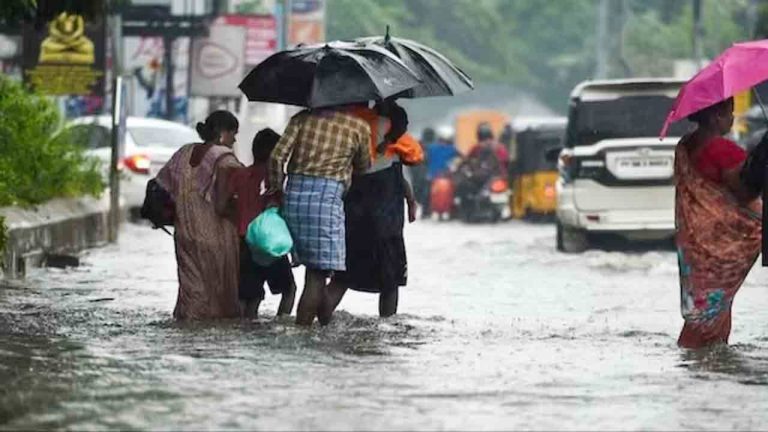 Tamil Nadu Rain: తమిళనాడును ముంచెత్తిన భారీ వర్షాలు.. విమాన రాకపోకలకు అంతరాయం