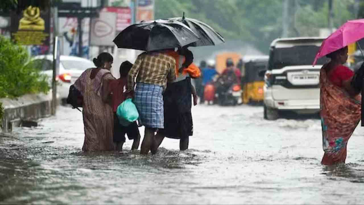 Tamil Nadu Rain: తమిళనాడును ముంచెత్తిన భారీ వర్షాలు.. విమాన రాకపోకలకు అంతరాయం
