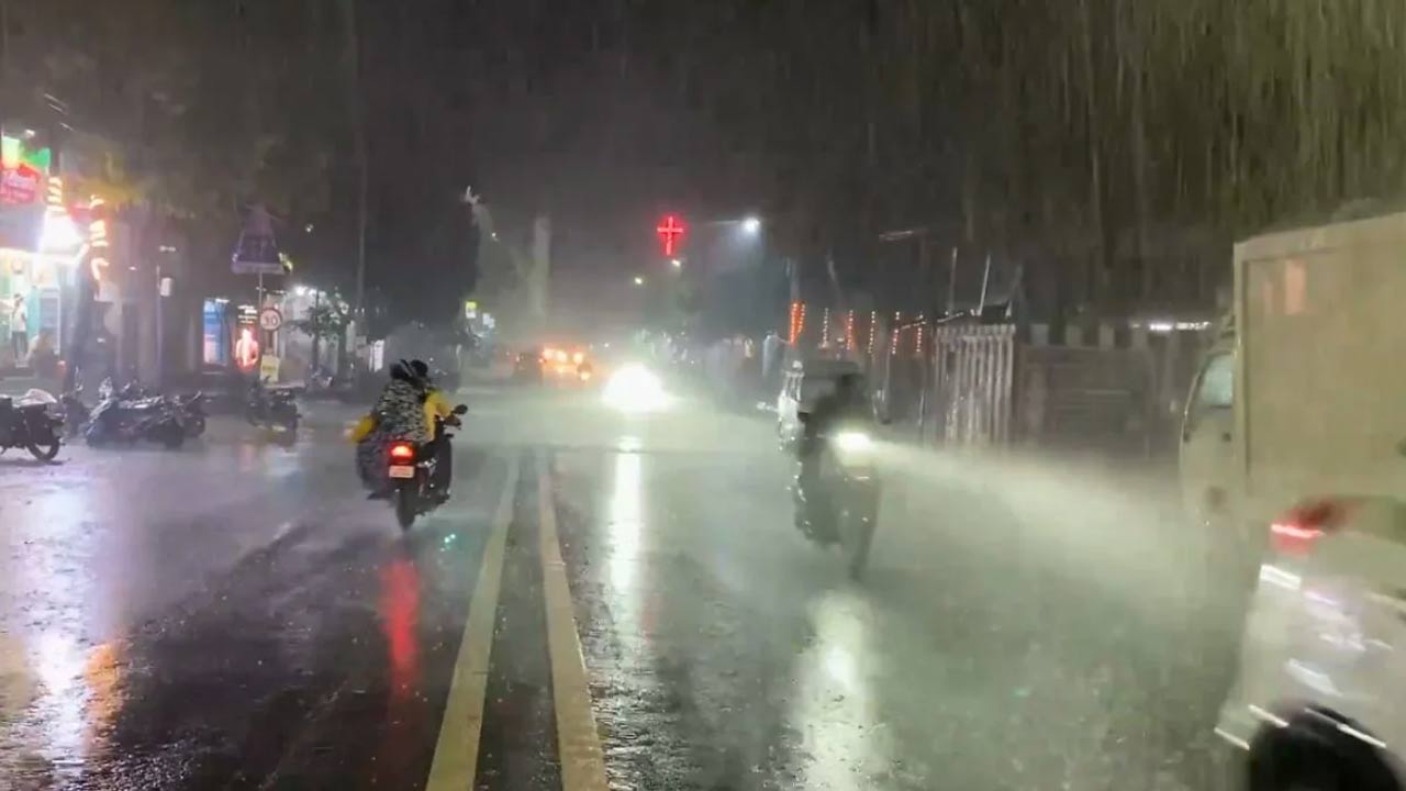 Tamilnadu Rain: భారీ వర్షాలతో తమిళనాడు అతలాకుతలం.. రెడ్ అలర్ట్ జారీ