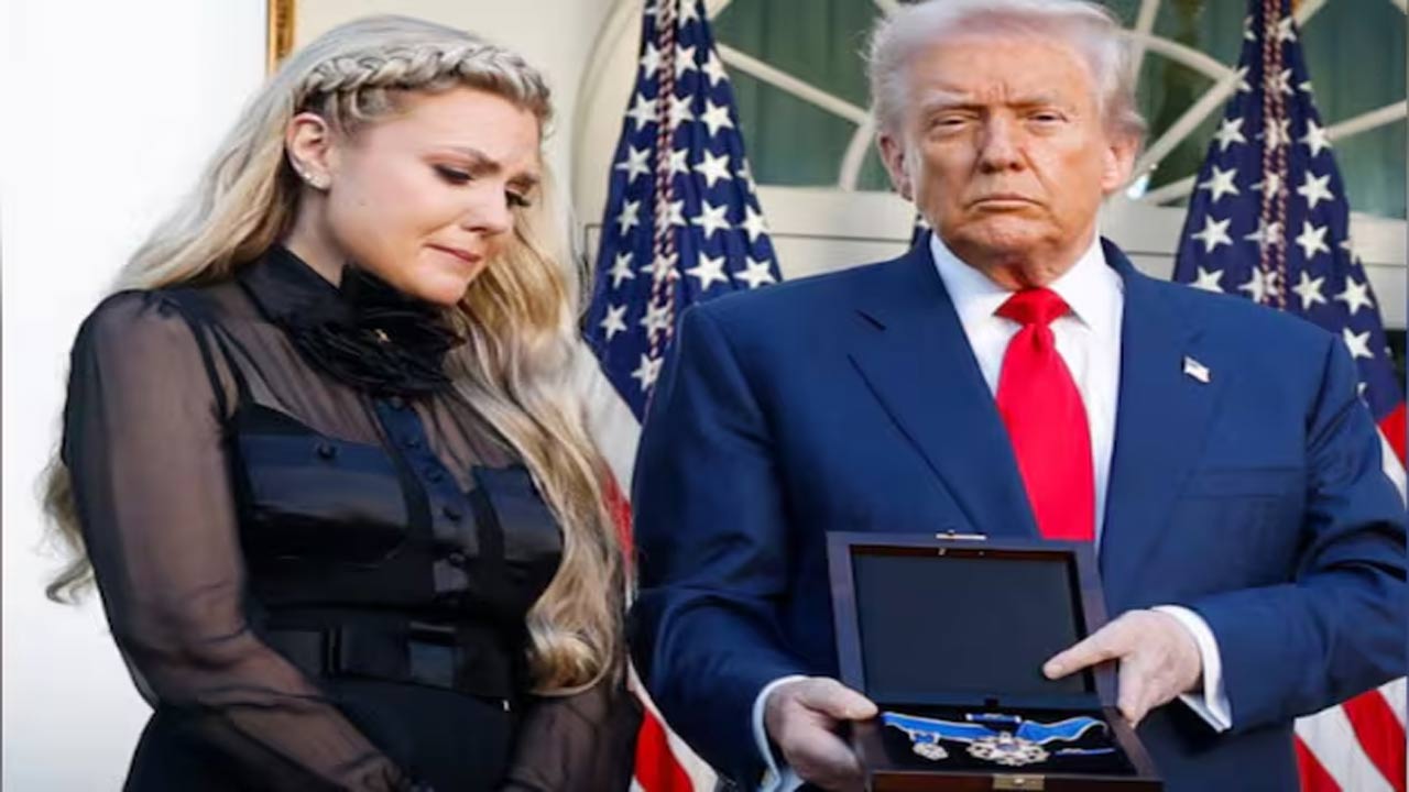 Charlie Kirk: చార్లీ కిర్క్ 32వ బర్త్‌డే.. ప్రెసిడెన్షియల్ మెడల్ ఆఫ్ ఫ్రీడమ్‌ను ప్రదానం చేసిన ట్రంప్