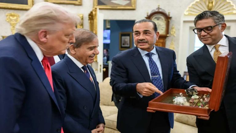 Pakistan US Deal: అమెరికాకు పాక్ దాసోహం.. గుట్టుచప్పుడు కాకుండా అరుదైన ఖనిజాల తరలింపు