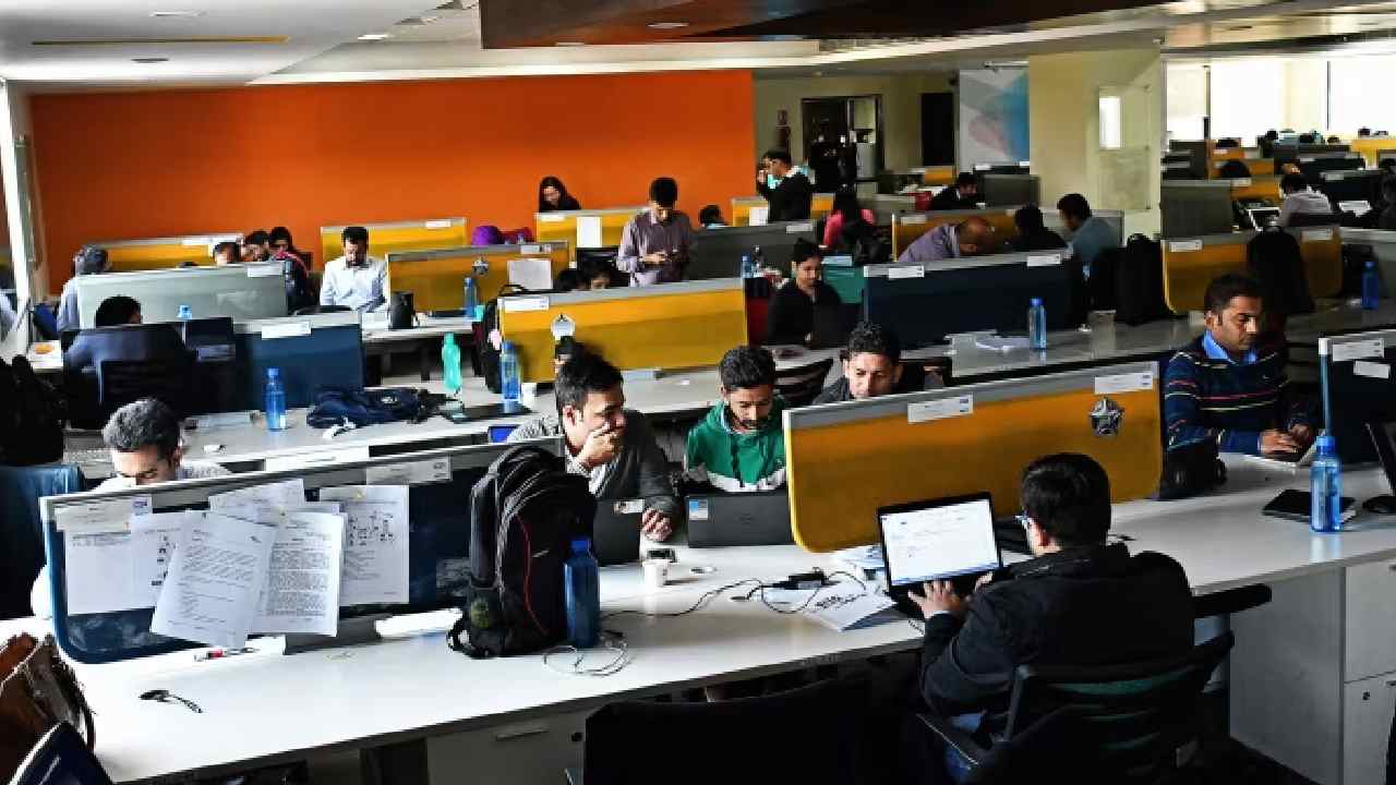 USA: భారతీయులకు ట్రంప్ దెబ్బ.. ఈసారి H-1B హోల్డర్ల జీవిత భాగస్వాములే టార్గెట్..