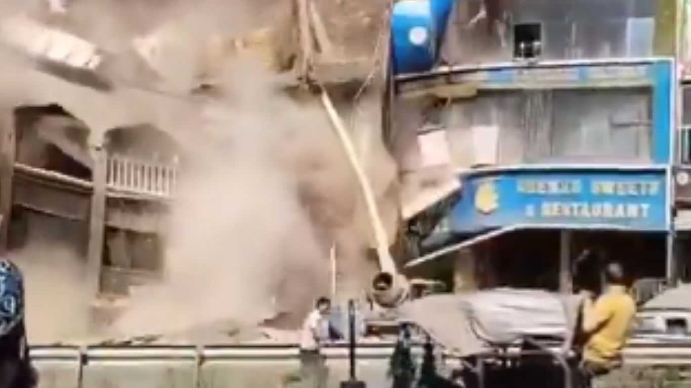 Building Collapses: విరిగిపడ్డ కొండచరియలు.. పేక మేడలా కూలిన భవనం..