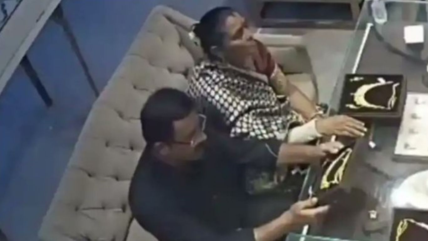 Uttarpradesh: ఉత్తమ దంపతులు.. షాపులో భార్యభర్తల చేతివాటం..