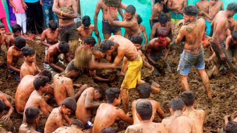 Mass Festival: ఇదేక్కడి దీపావళి పండగరా బాబు… మరీ ఇలా కూడా చేసుకుంటారా