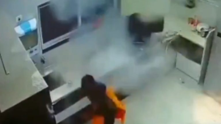 Pressure cooker: ప్రెషర్ కుక్కర్ వాడుతున్నారా.. అయితే బీ కేర్ ఫుల్