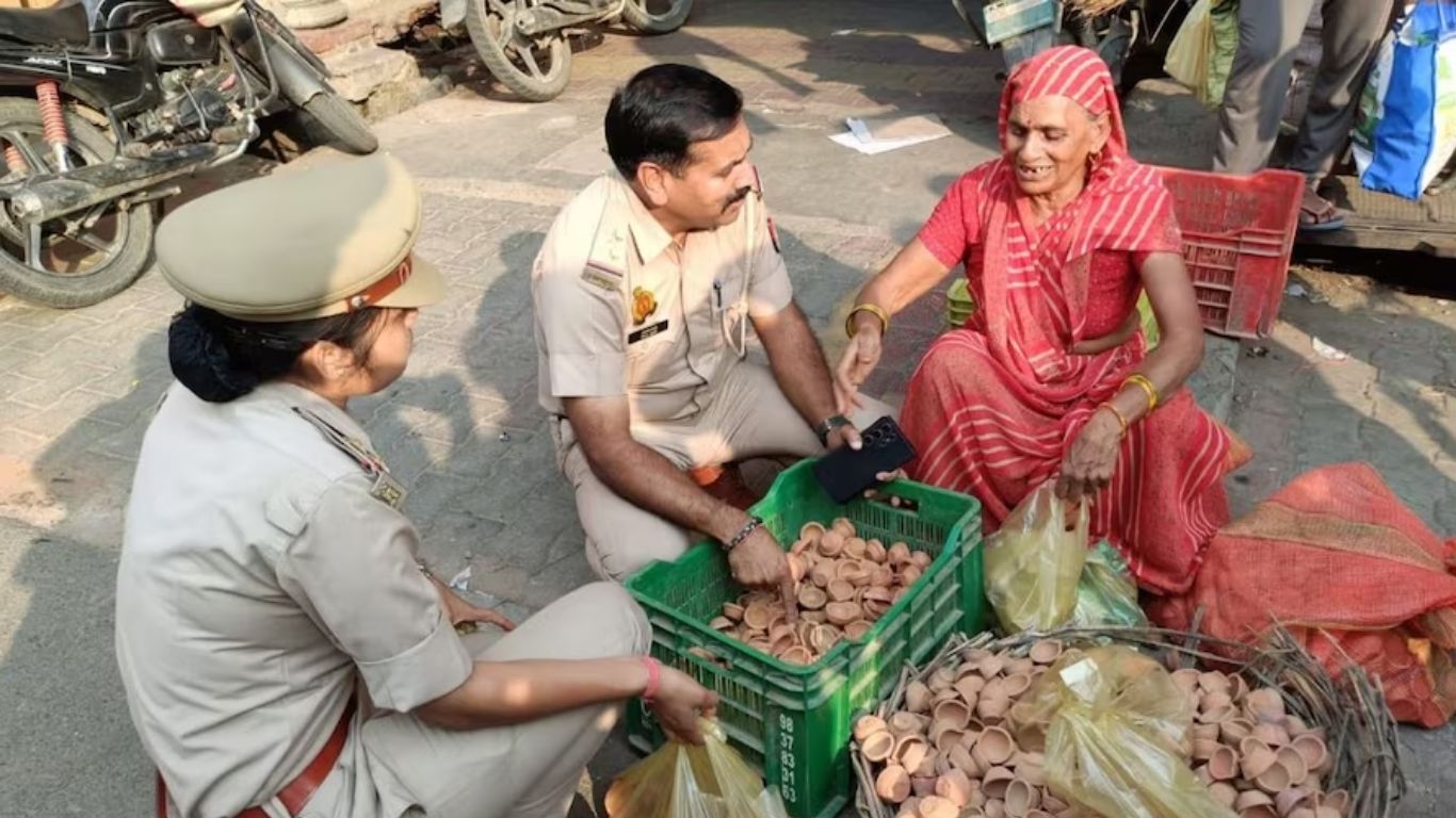 Humanity:వృద్ధురాలి పట్ల మానవత్వం చూపించిన ఎస్సై