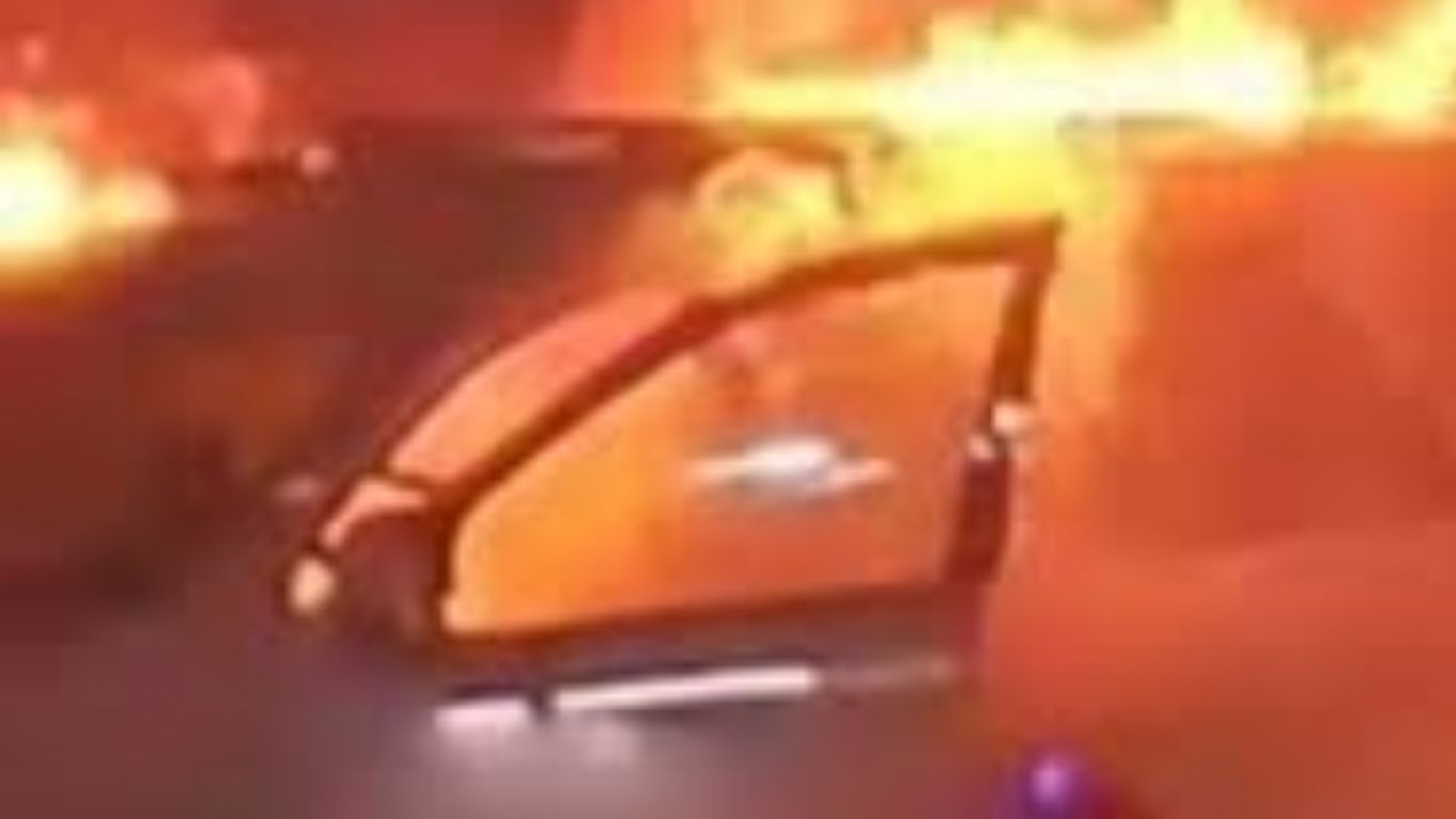 Chennai: తమిళనాడులో ఘోర రోడ్డు ప్రమాదం.. ముగ్గురు సజీవ దహనం