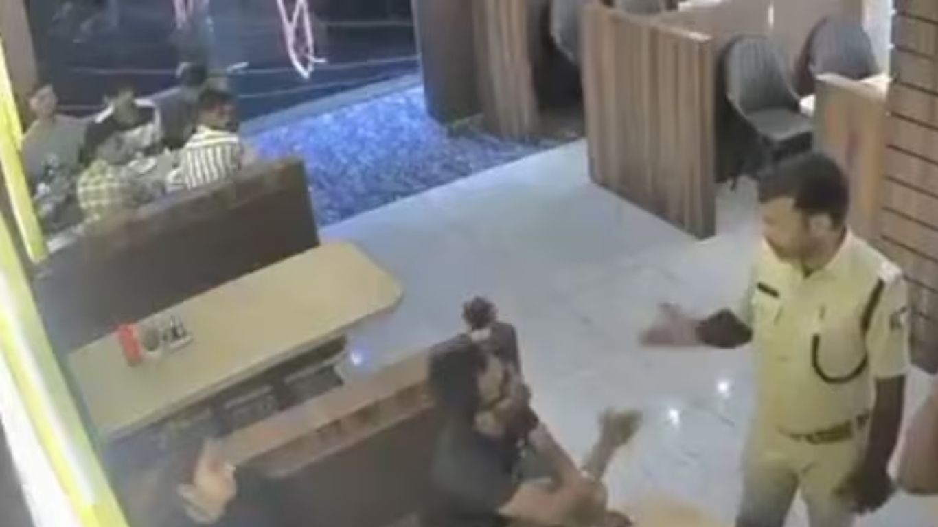 Suspended:  రెస్టారెంట్‌లో అన్నచెల్లెళ్లిని వేధించిన పోలీస్ అధికారి.. తర్వాత ఏమైందంటే..