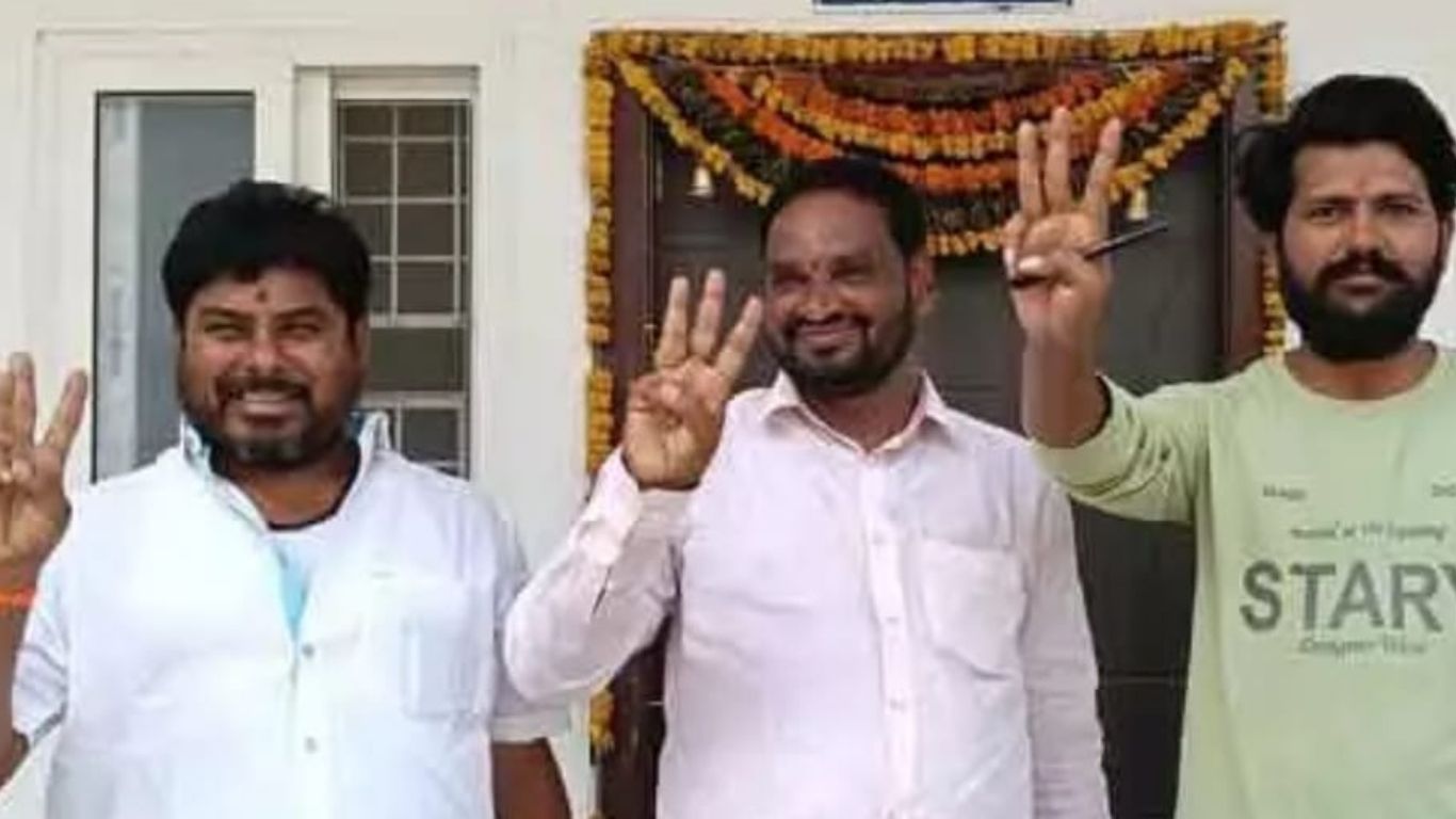 Sangareddy:  వైన్స్ టెండర్లలో హ్యాట్రిక్ కొట్టిన యువకుడు..