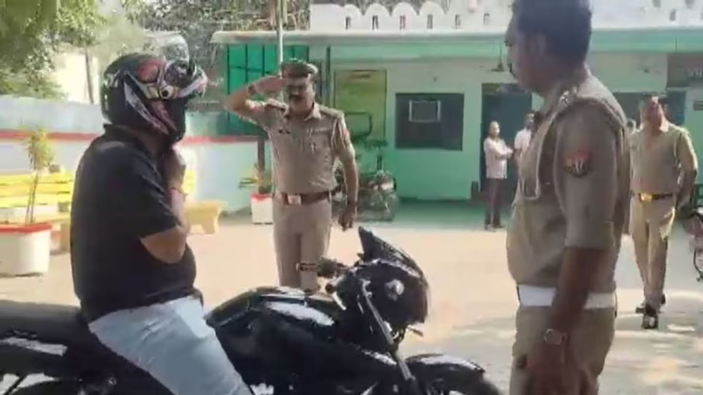 Shock: పోలీస్ స్టేషన్ కు బైక్ పై వచ్చిన వ్యక్తి… ఆయనను చూసిన పోలీసులంతా షాక్..