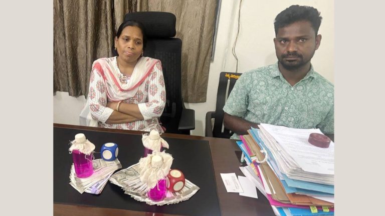 ACB: రూ. 70 వేలు లంచం తీసుకుంటూ.. ఏసీబీకి పట్టుబడ్డ అధికారిణి..