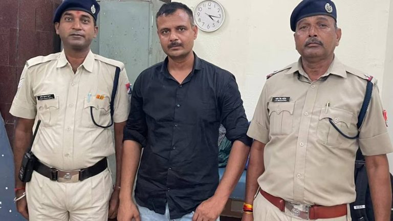 TTE: నకిలీ టీటీఈ అవతారమెత్తిన ఆర్మీ జవాన్.. ప్రయాణికుల నుంచి డబ్బులు వసూలు చేస్తూ..