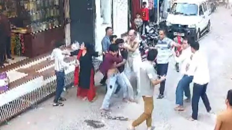 Flying Kiss: బైక్ పై వెళ్తూ యువతికి ఫ్లయింగ్ కిస్.. యువకుడిని పొట్టు పొట్టుగా..