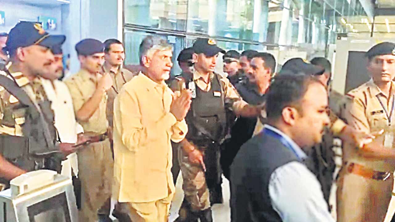 CM Chandrababu: ముగిసిన దుబాయ్‌ పర్యటన.. హైదరాబాద్‌ చేరుకున్న సీఎం చంద్రబాబు