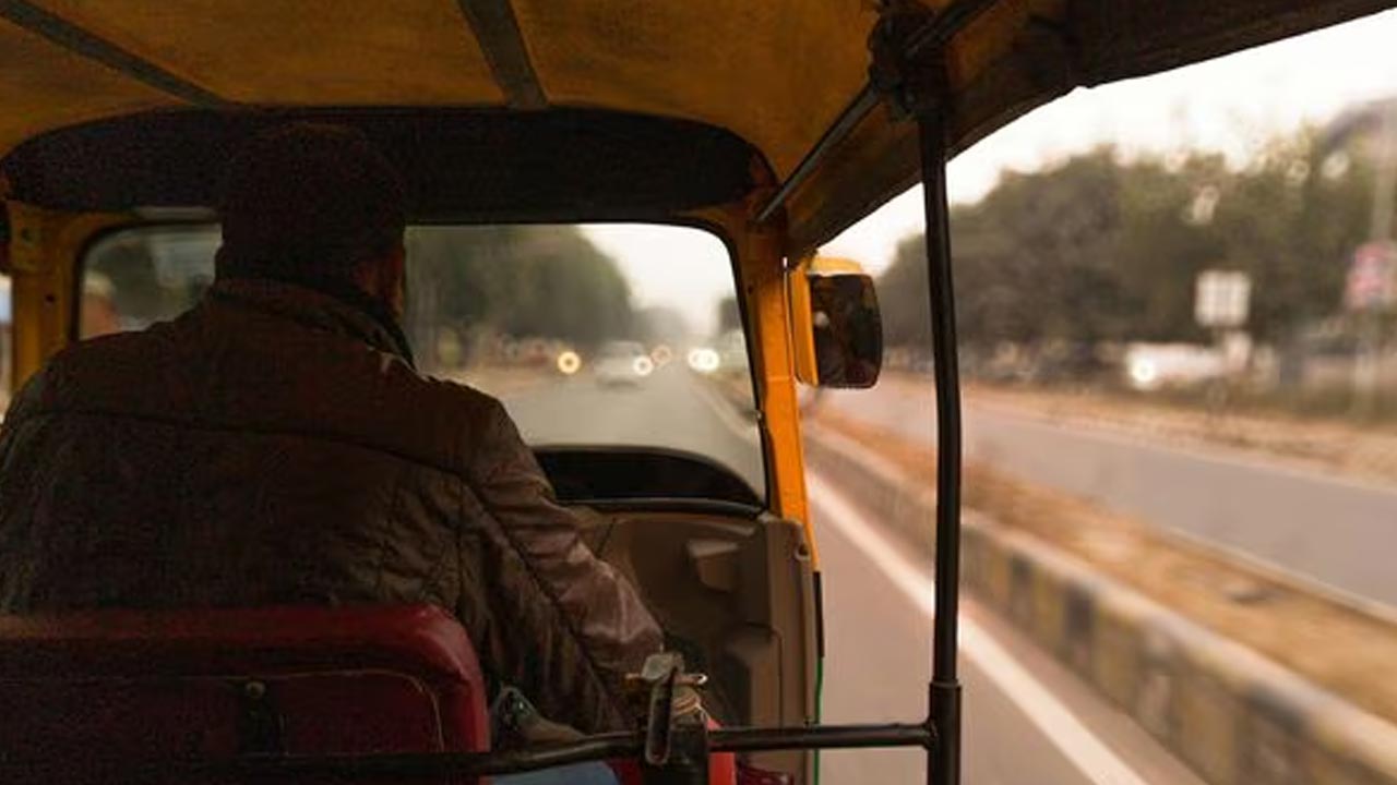 Auto Driver: ఐటీ ఉద్యోగులు ఈర్ష్య పడేలా.. నెలకు రూ. 2-3 లక్షలు సంపాదిస్తున్న ఆటో డ్రైవర్.. ప్రయాణికుడి పోస్టు వైరల్