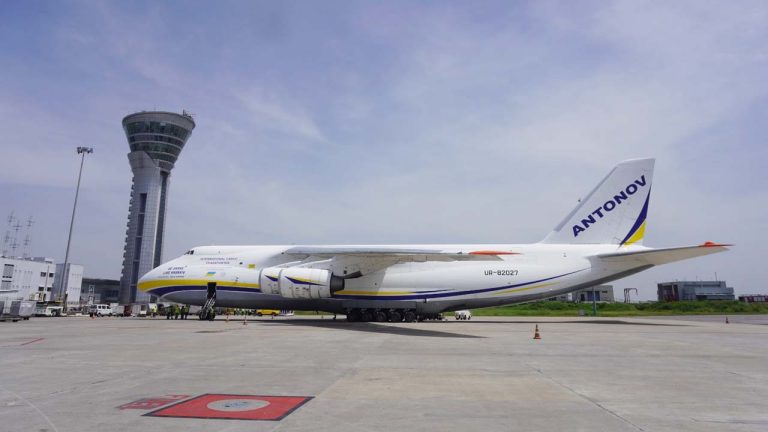 Antonov An 124: శంషాబాద్ ఎయిర్‌పోర్ట్ లో.. ప్రపంచంలోనే అతిపెద్ద కార్గో విమానం ల్యాండింగ్