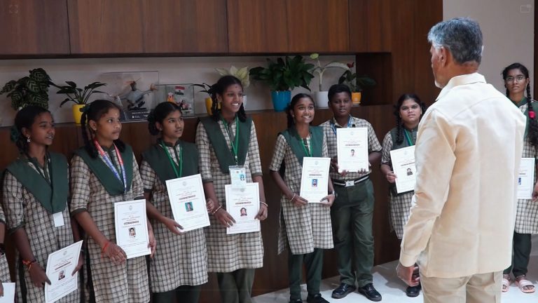 CM Chandrababu: విద్యార్థులను కలిసిన సీఎం చంద్రబాబు.. జీఎస్టీ సంస్కరణలపై వివరణ..