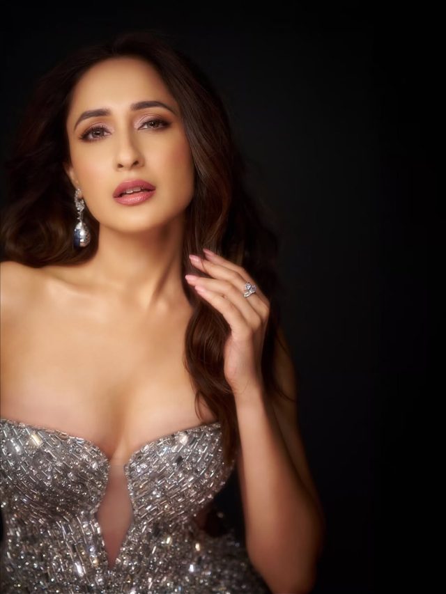 ప్రగ్యా జైస్వాల్ గ్లామర్ బాంబ్.. సోషల్ మీడియా ఫైర్ !