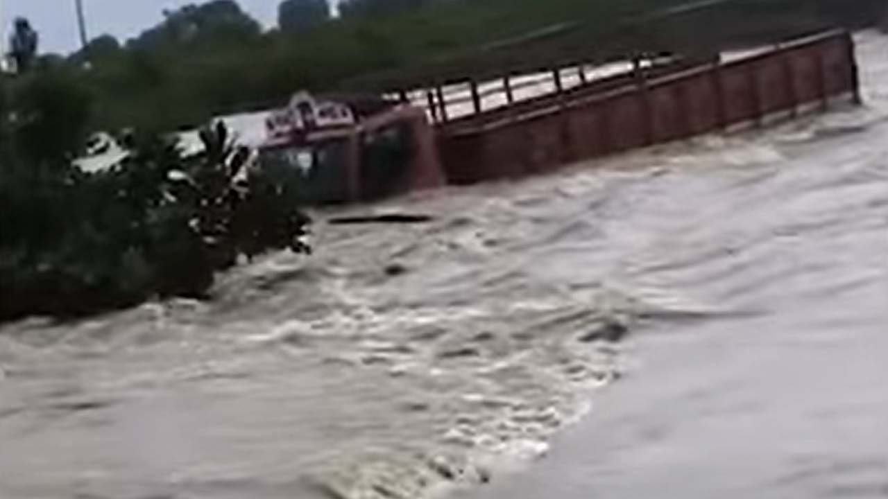 Montha Effect : వరదలో కొట్టుకుపోయిన DCM..