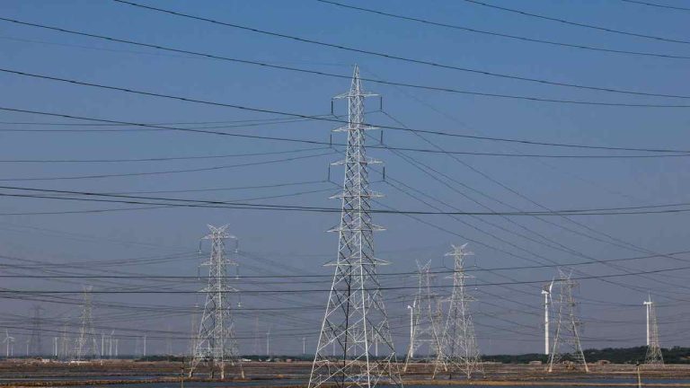 New Electricity Bill: ఇక “కరెంట్” కొనుగోలు మీ ఇష్టం.. విద్యుత్ మార్కెట్‌లోకి ప్రైవేట్ కంపెనీలు..