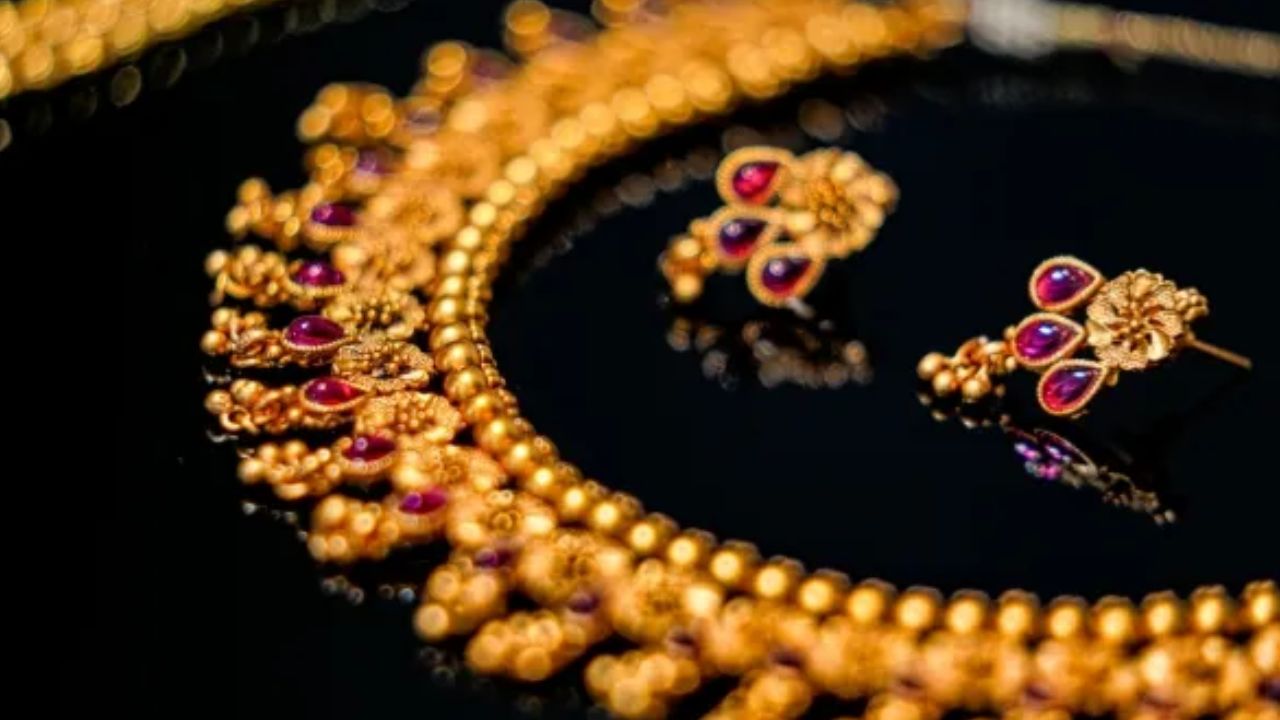 Gold Price Today: పసిడి ధరల్లో ఊహించని మార్పు.. హైదరాబాద్‌లో తులం ఎంతంటే?