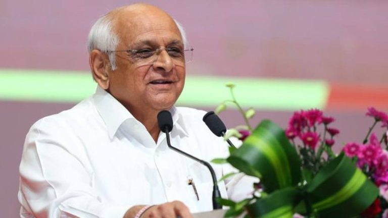 Gujarat: రాష్ట్ర రాజకీయాల్లో సంచలనం.. సీఎం తప్ప మంత్రులందరు రాజీనామా..