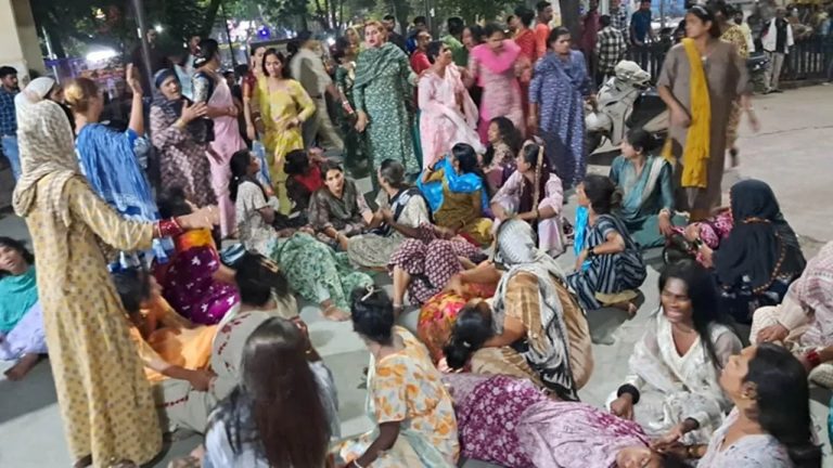 Indore: ఫినాయిల్ తాగిన 24 మంది ట్రాన్స్‌జెండర్లు.. కారణం తెలిస్తే షాక్ అవ్వాల్సిందే..?