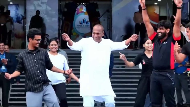 Malla Reddy : మరోసారి స్టెప్పులేసిన మల్లారెడ్డి.. మామూలుగా లేదుగా..!