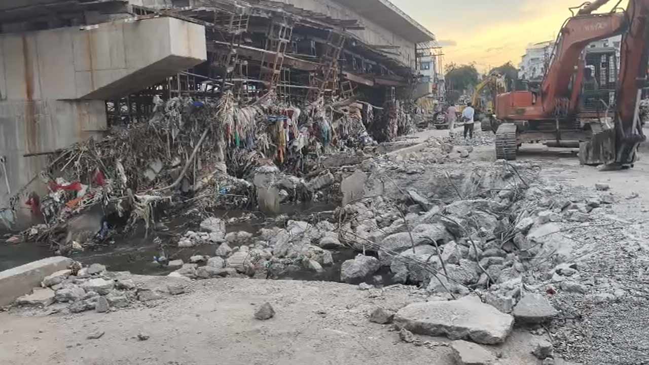 Moosarambagh Bridge : మూసారాంబాగ్ బ్రిడ్జి కూల్చివేత.. స్థానికుల ఆగ్రహం