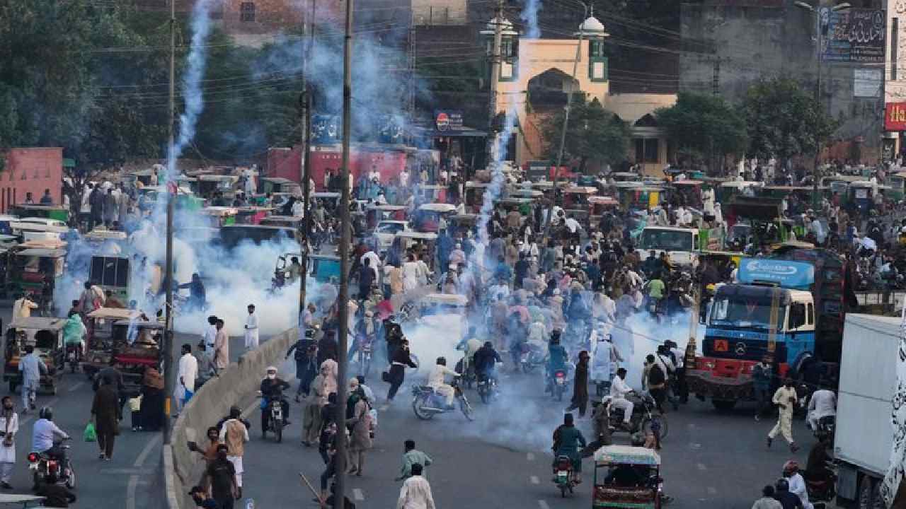 Pakistan: పాముకు పాలు పోసింది, బుసలు కొట్టడంతో నిషేధం విధించింది..