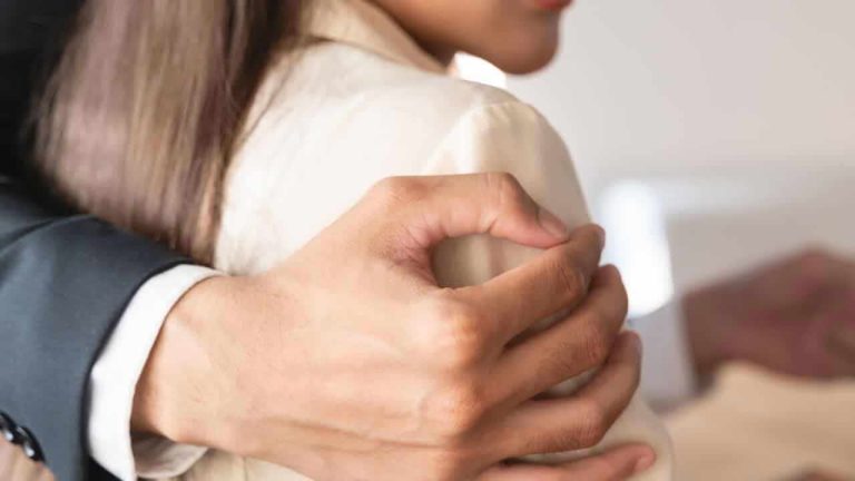 Physical Harassment: ఒంటరి మహిళను లైంగికంగా వేధించిన సీఐ.. కేసులో బిగ్ ట్విస్ట్!