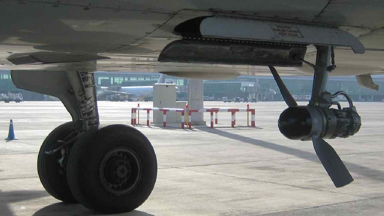 Air India: ఎయిర్ ఇండియా విమానం నుంచి హఠాత్తుగా బయటకు వచ్చిన ‘‘ర్యాట్’’