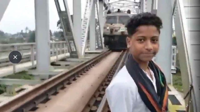 Reel On Track: రీల్స్ కోసం పిచ్చి పని.. రైలు ఢీకొని బాలుడి మృతి..