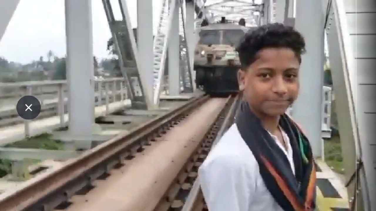 Reel On Track: రీల్స్ కోసం పిచ్చి పని.. రైలు ఢీకొని బాలుడి మృతి..