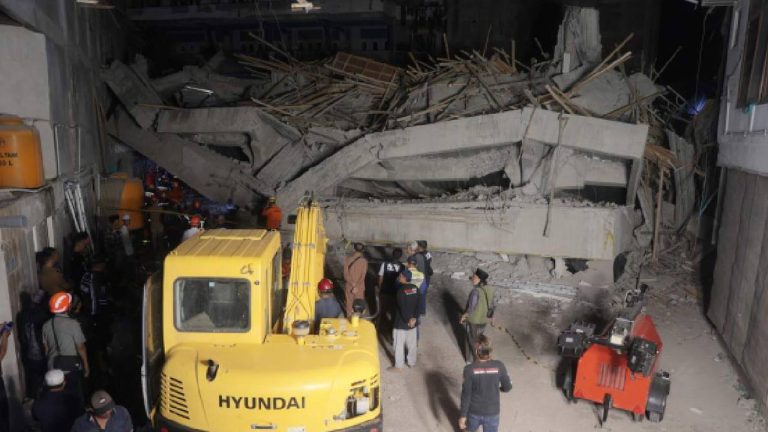 Indonesia: స్కూల్ బిల్డింగ్ కూలి ముగ్గురు మృతి.. శిథిలాల కింద 91 మంది విద్యార్థులు..